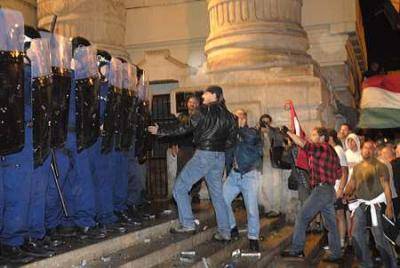 Hungarian protestors confront Police in front of Budapest TV station 19Sep 2006