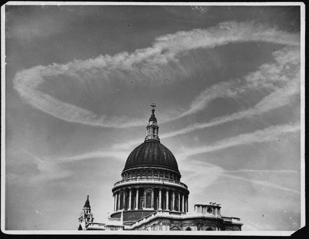 Posted by contrailscience.com as "Bomber contrails"